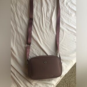 Lululemon 2L camera bag crossbody NWOT Twilight Rose